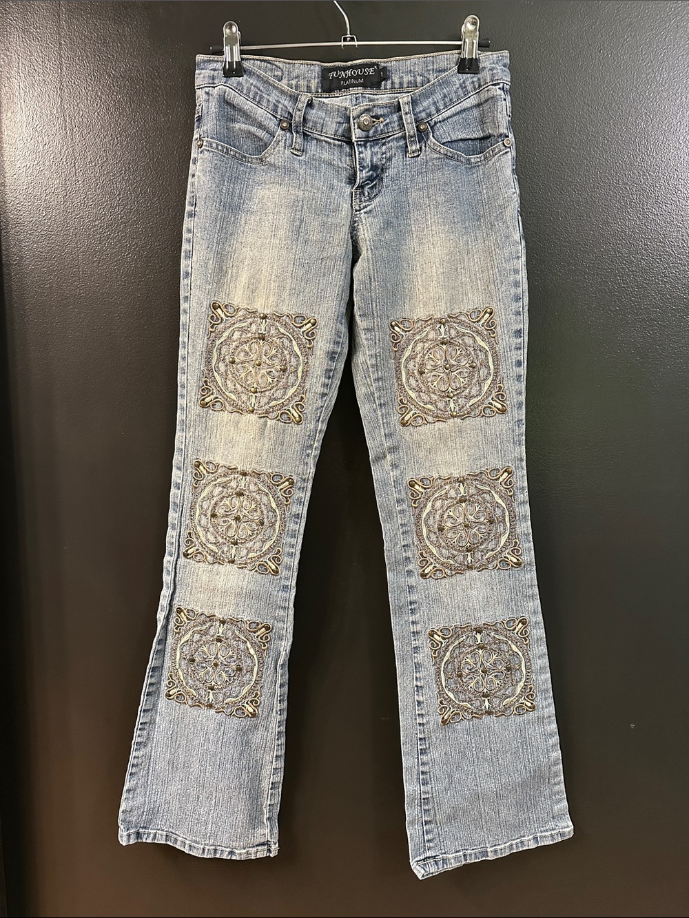 Embroidered Light Wash Women’s Jeans - Blue